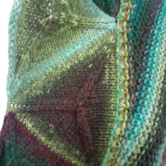 Handknit wool shawl, scarf - Picture 2 of 3